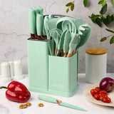 Set 19 ustensile pentru bucatarie din silicon, cu maner de lemn, suport si tocator - diverse culori