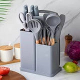 Set 19 ustensile pentru bucatarie din silicon, cu maner de lemn, suport si tocator - diverse culori
