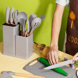 Set 19 ustensile pentru bucatarie din silicon, cu maner de lemn, suport si tocator - diverse culori