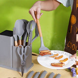Set 19 ustensile pentru bucatarie din silicon, cu maner de lemn, suport si tocator - diverse culori